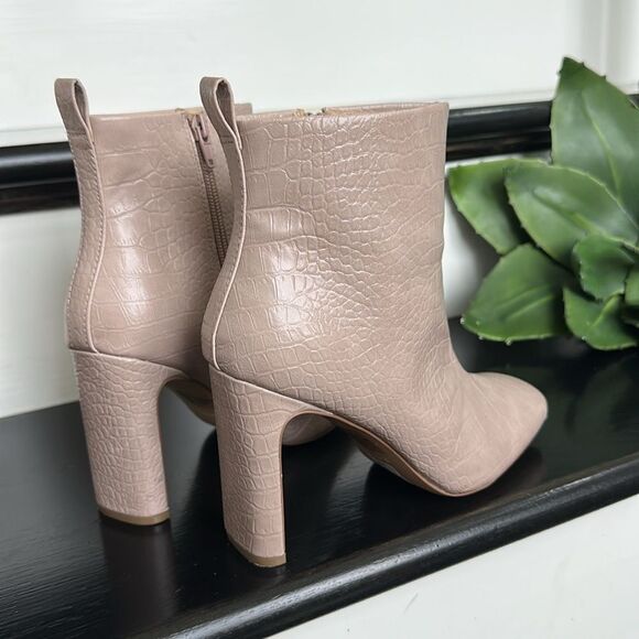 Express vegan leather like new crocodile embossed ankle booties neutral taupe - Picture 6 of 8